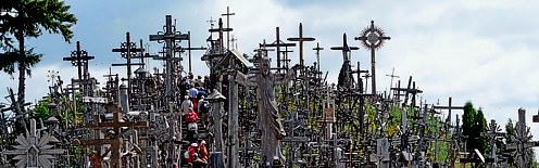 Berg der Kreuze: bei Siauliai zieht ein 10 m Berg Pilger an; seit 1831 wechselvolle Geschichte; 1993 Papstbesuch = Pilgerstätte