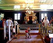 Gottesdienst mit spielenden Kindern zwischen den Kirchenbnken