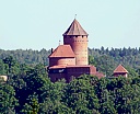In der Ferne zu sehen: Burg Turaida