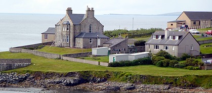 Landspitze der Shetlandinsel, Ortsteil von Lerwick - Tenderboote stellen Landverbindung her ...