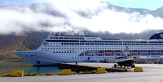 Lirica im Hafen von Isafjordur - Wolkenbänke ziehen durch
