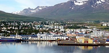 Akureyri, Hafeneinfahrt, eingebettet in den Fjord