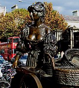 Fischverkuferin Molly Malone Statue; Fotoobjekt an der Ecke Colleg  Green Suffolk Street