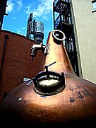 Destillierkolben aus Kupfer am Eingang der Brennerei Old JAMESON