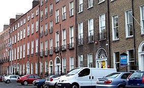 Westland Row; Straenzeile; gut brgerliche Huser; Fenster werden nach oben hin kleiner; bedeutendste Wohnung  befindet sich in 1. Etage = groe Fenster