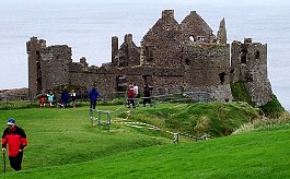 Dunluce Castle, Hochburg des schottischen McDonnell Clans im 16. Jh. mit geheimen Zugang vom Wasser her. 1588 zerschellte ein mit Schtzen beladenes Schiff an der Klippe; Sorley Boy McDonnell konnte sein Anwesen modernisieren.