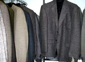 Kleidung wurde vor Zeiten fr ein ganzes Leben hergestellt, unbeeinflusst von Mode. Tweed-Stoffe erfllen diese Anforderungen und werden immer noch hergestellt. Die Preise der Sackos bewegen sich zwischen 350-650 Euro. 