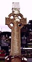 Keltisches Hochkreuz auf dem Friedhof. In dem Schaft sind biblische Szenen dargestellt.
