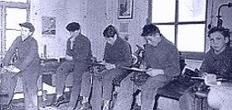 UTP 1963; Schler sitzen auf der Werkbank und notieren Arbeitsanweisungen