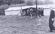 1954 - Regen setzte das Lager unter Wasser. Das ganze Lagerleben spielte sich an den Zelten ab. Essenherstellung und sanitre Voraussetzungen wrden heute den Verantwortlichen die Haare zu Berge stehen lassen ...