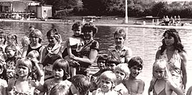SWIMMLAGER waren bei Schlern und Eltern beliebt. Fast alle Schler erlernten das Schwimmen und legten entsprechende Schwimmstufen ab.