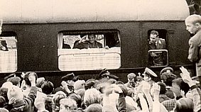 Juri Gagarin 1963 in einem Reisezugwagen in Bad Kstritz. Gagarin in seiner einfachen unkomplizierten Art gewann schnell das Herz der Schler und der Bevlkerung. Er verteilte viele Autogramme und ist heute immer noch zentrales Gespchsthema bei Klassentreffen dieser Schler von 1963.