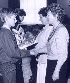 Klassenleiterinnen berreichen 1987 ihren Schlern whrend der Jugendweihefeier Urkunden und kleine Geschenke.