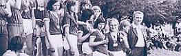 1973: Teilnehmer der Kreisspartakiade der Schule warten auf die Abschlussveranstaltung; Leichtathleten siegten in vielen Wettbewerben und die Schule gewann mehrere Kreisspartikiaden