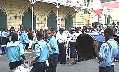 Schlerkapelle einer Schule in der Nachbarschaft formiert sich; Trauermusik dieser Insel klingt fr unsere Ohren sehr ungewohnt ... 
