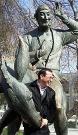 NASREDDIN sitzt im Park auf seinem Esel und ist ein beliebtes Fotobjekt