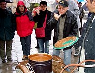 Anlieferung fr den Basar: Verkostung einer marmeladenhnlichen Substanz auf der Strae mit Reiseleiter