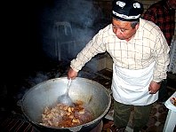 MEISTERKOCH: alte erfahrene Mnner kochen mit vielen Gehilfen auf groen Feiern an vielen Kesseln; PLOV wird immer gekocht und gleich fr mehrere Tage ...