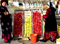 Frauen bieten an der Strae nach Taschkent Obst an